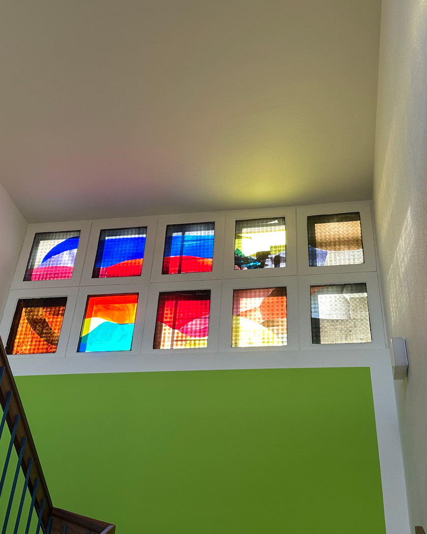 bunte Fenster im Treppenhaus